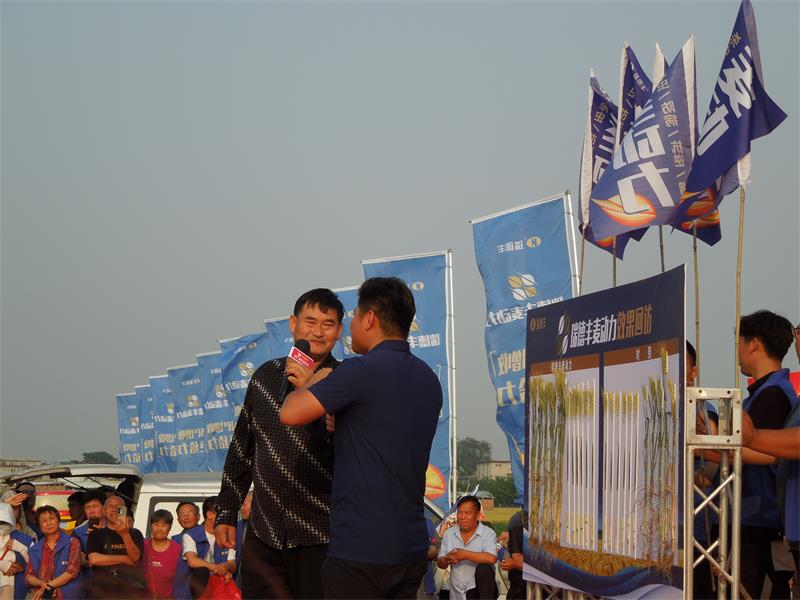 大衣哥高歌麦动力,千人种植大户会盛况空前 大衣哥高歌麦动力,千人种植大户会盛况空前